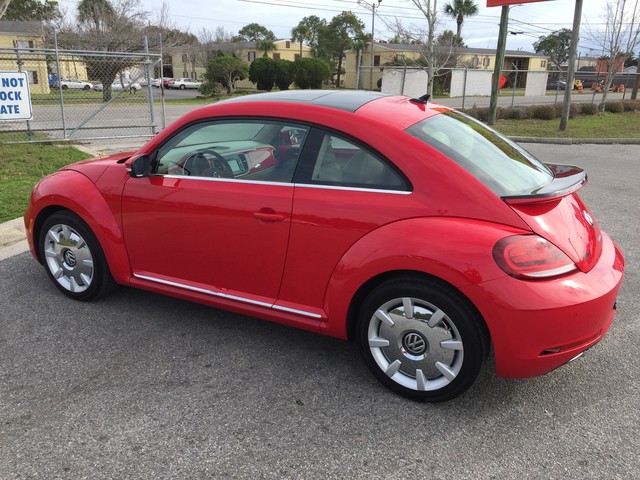 Pre-Owned 2019 Volkswagen Beetle SE Front Wheel Drive Hatchback